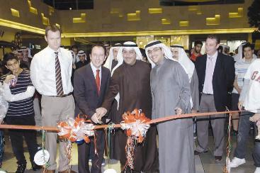 الكاظمي مفتتحا فرع «سوكر سين» في «الافنيوز»