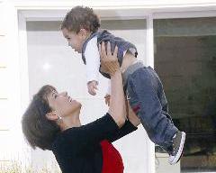 الدلالي مع حفيدها علي