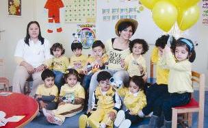 الأطفال مع المربيات