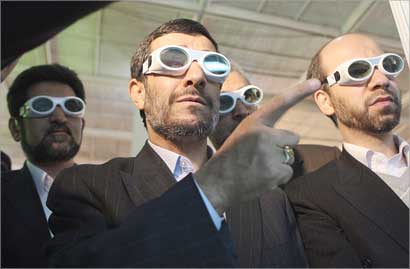 u0623u062du0645u062fu064a u0646u062cu0627u062f u062eu0644u0627u0644 u0632u064au0627u0631u062au0647 u0645u0639u0631u0636 u0627u0644u0625u0646u062cu0627u0632u0627u062a u0627u0644u0648u0637u0646u064au0629 u0641u064a u0639u0644u0648u0645 u0627u0644u0644u064au0632u0631 (u0627u0641 u0628)