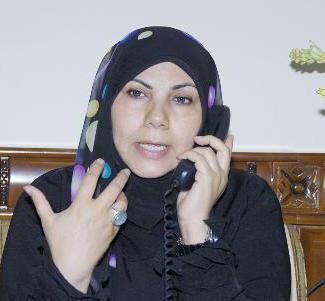 دهراب ترد على أسئلة القراء	(تصوير علي السالم)