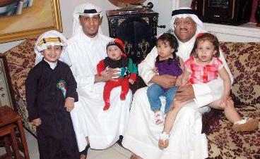 مع ابنه وأحفاده	(تصوير طارق عزالدين)