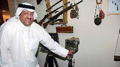 ... ويستعرض مقتنياته