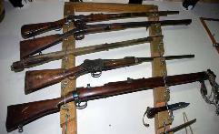 بعض الاسلحة القديمة المعروضة في متحفه