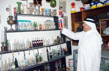 حتى القناني القديمة لها نصيب في متحفه