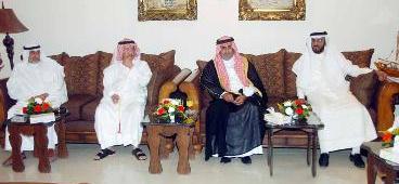 أحمد الصباح متحدثاً في ديوانية الرسمان 	(تصوير طارق عزالدين)