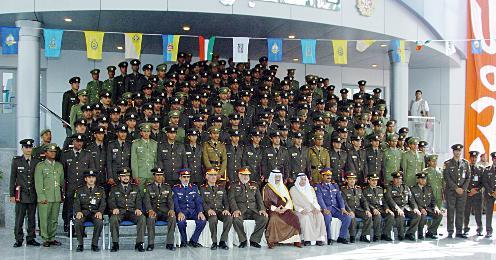 جابر المبارك وقيادات الجيش يتوسطون الطلبة الضباط