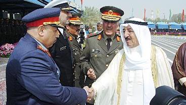 سمو الأمير مصافحا اللواء خالد الجراح