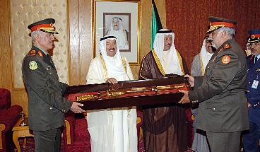 ... ومتسلما هدية تذكارية من وزير الدفاع ورئيس الاركان