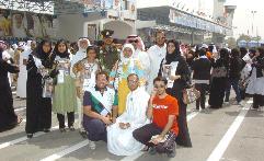 خريج يتوسط ذويه