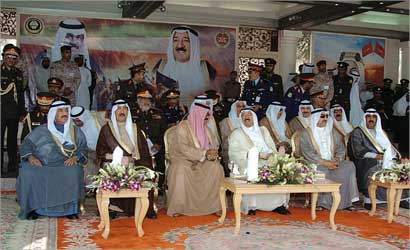 صاحب السمو وولي العهد يتوسطان الخرافي ومشعل الأحمد وجابر العبدالله وناصر المحمد