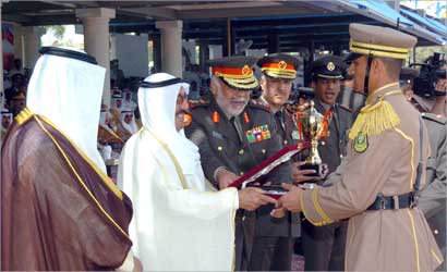 ... ويمنح شهادة تخرج لأحد الضباط