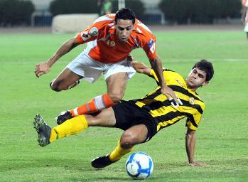طارق الشمري الذي سجل الهدف يحاول تخطي لاعب العهد	(تصوير جلال معوض)