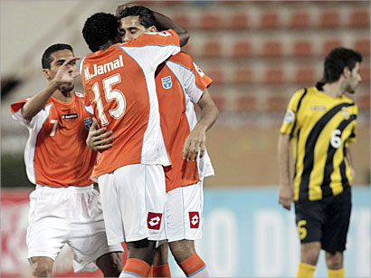 فرحة لاعبي كاظمة بالفوز 