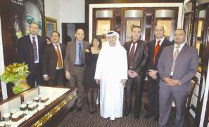 لقطة جماعية لتمجيد مع مديري «داماس» بالكويت