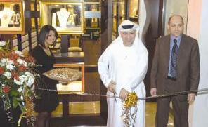 تمجيد مع المدير الاقليمي قزاز  وقص الشريط الافتتاح	   (تصوير  زكريا عطية)