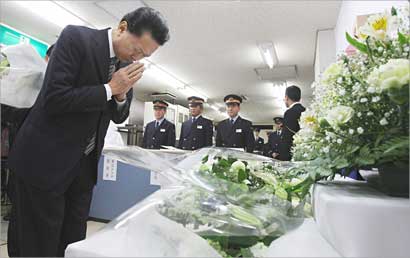 u0647u0627u062au0648u064au0627u0645u0627 u064au0635u0644u0651u064a u0623u0645u0627u0645 u0645u0648u0642u0639 u0627u0644u0647u062cu0648u0645 (u0627 u0641 u0628) 