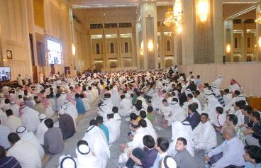 حشود تتابع المحاضرة عبر الشاشات