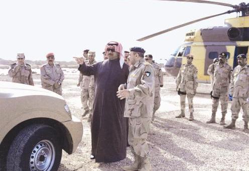 النائب الاول واللواء الجراح خلال إحدى الجولات العسكرية التفقدية 