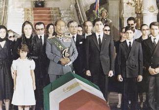 السادات وأسرة الشاه في وداع جثمانه في القاهرة