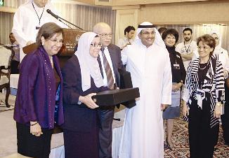 الحمود تكرم معلمة من جيل الرواد