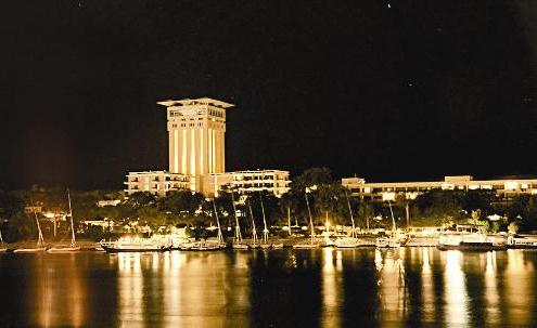 أسوان في الليل