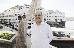 الزميل خليل يوسف وخلفه سفينة النيل ستوري