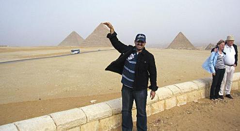حسين الحربي في ظل الاهرامات