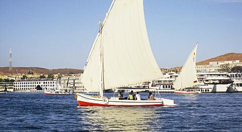 قوارب اسوان الشراعية