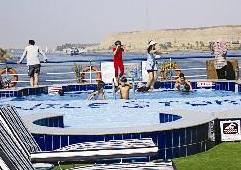 حمام السباحة في سفينة «النيل ستوري»