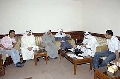 الجسار والمسلم واللنقاوي ومراد يردون على اتصالات القراء ومتابعة من الزميلين علي العلاس وهاني شاكر (تصوير علي السالم)