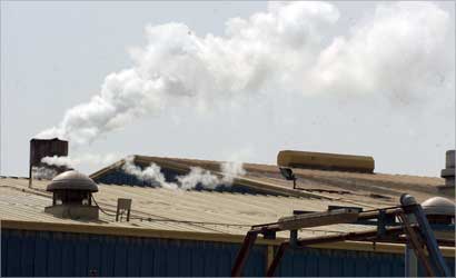 مصانع قريبة من منطقة أم الهيمان (تصوير علي السالم)