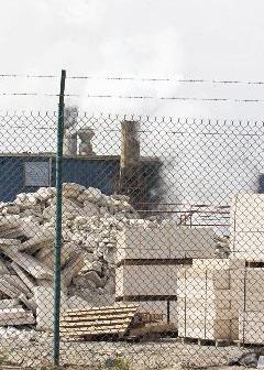 دخان المصانع يحيط بالسكان