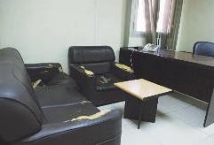 مقاعد متهالكة في المستوصف