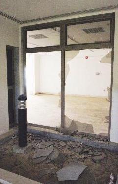 زجاج مُهشم في المصالح الحكومية