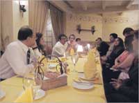 الوفد الصحافي مع مدير الفندق جورج ديمتري 