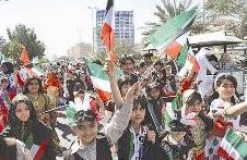 أعلام الكويت ترفرف في المسيرة		(تصوير احمد عماد)