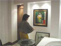 تقترب لتمسك اللوحة