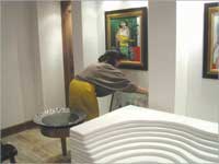 ... ترفعها بعناية