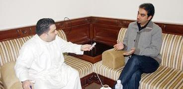 أحمد ماتقي يتحدث الى الزميل حسين خليل  	(تصوير طارق عز الدين)