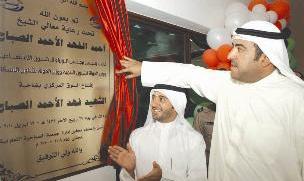 ... ويزيح الستار عن اللوحة التذكارية	 (تصوير نور هنداوي)