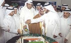 ... ويقطع قالب حلوى الحفل