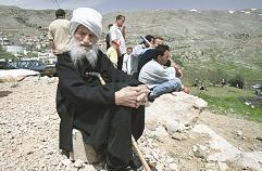 أحد الثوار يطل على مجدل شمس المحتلة