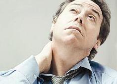 استخدام الكمبيوتر لساعات طويلة يسبب آلام الرقبة