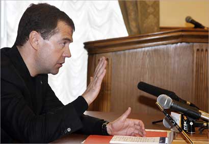 مدفيديف يتحدث في محج قلعة أمس (د ب ا) 