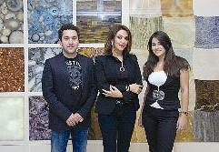 ... وتتوسط فريق العمل