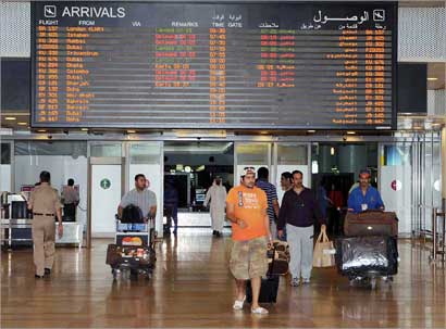 طلائع العائدين من عاصمة الضباب (تصوير جلال معوض) 