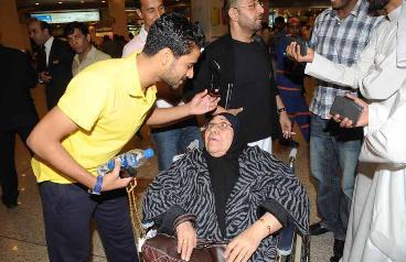 إسماعيل التركماني برفقة والدته لدى وصولها الى البلاد