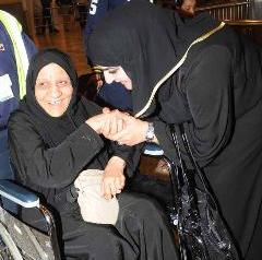 ابنة بيبي عباس حيدر تقبل يد والدتها