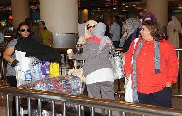 مواطنات عائدات يتلقين التهاني